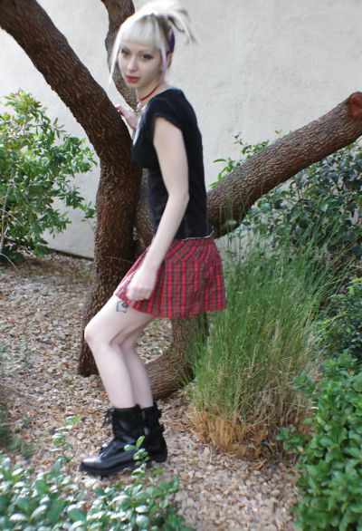Фото №8 Блондинка позирует в короткой юбке на улице